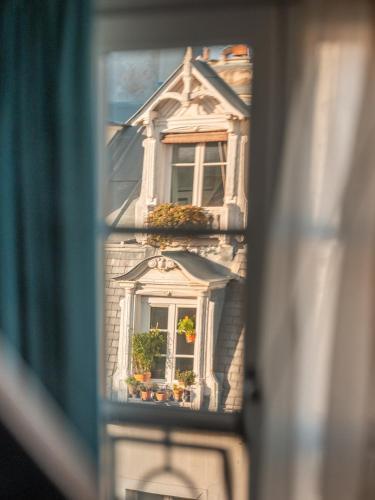 Handsome Hotel - Tap to explore photos