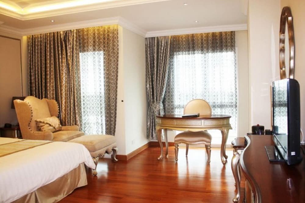 LK The Empress Pattaya Room Type - Superior Room with City View and Jacuzzi LK The Empress Pattaya Room Type - Superior Room with City View and Jacuzzi