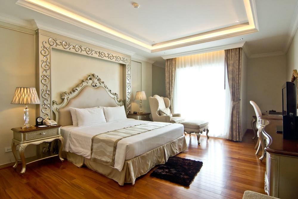 LK The Empress Pattaya Room Type - Deluxe Room with Sea View & Jacuzzi