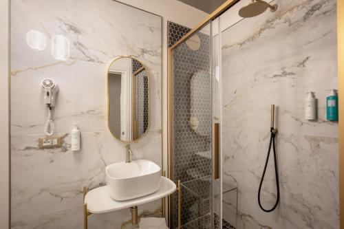 Vivaldi Luxury Rooms - Tap to explore photos