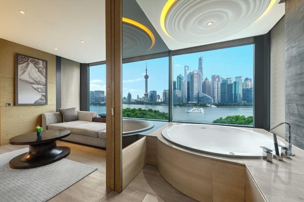 Banyan Tree Shanghai On The Bund Room Type - Family Connecting Suite - Two-Bedroom (Oriental Pearl Tower View) Banyan Tree Shanghai On The Bund Room Type - Family Connecting Suite - Two-Bedroom (Oriental Pearl Tower View)