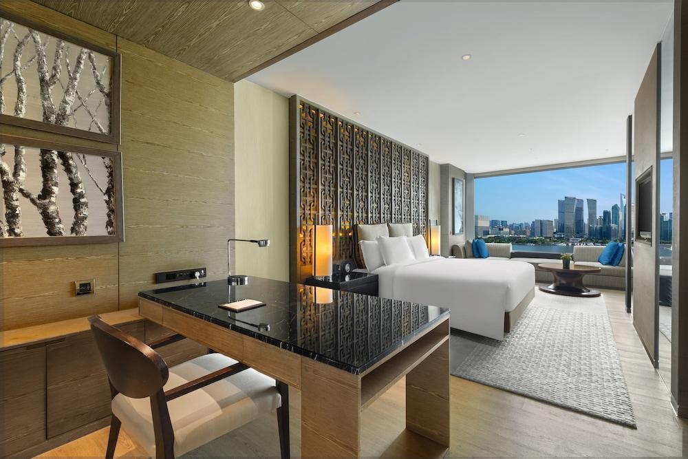 Banyan Tree Shanghai On The Bund Room Type - Deluxe Riverside Retreat - King Bed Banyan Tree Shanghai On The Bund Room Type - Deluxe Riverside Retreat - King Bed
