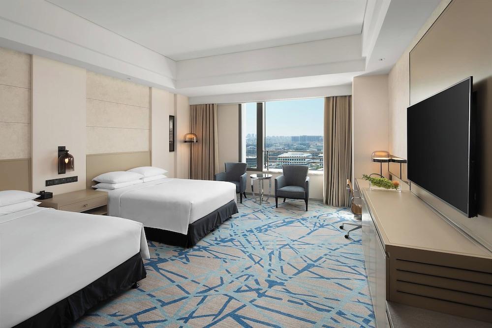 Renaissance Shanghai Caohejing Hotel by Marriott Room Type - Club Room, 2 Double Beds