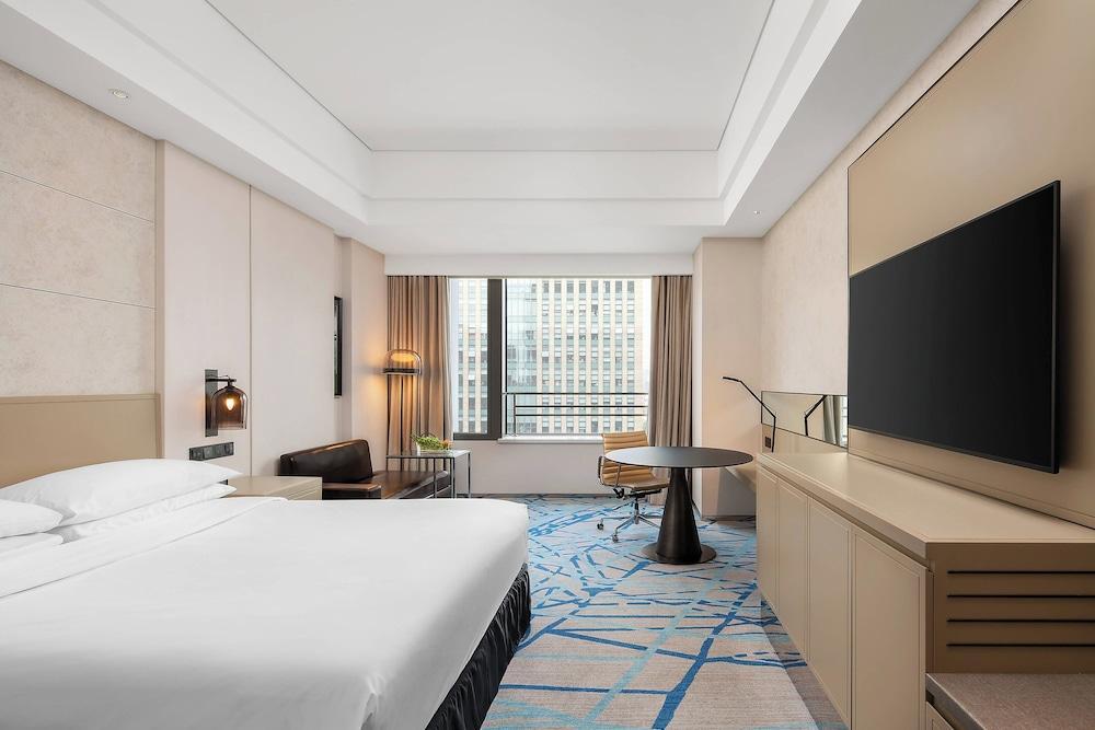 Renaissance Shanghai Caohejing Hotel by Marriott Room Type - Club Room, 1 King Bed
