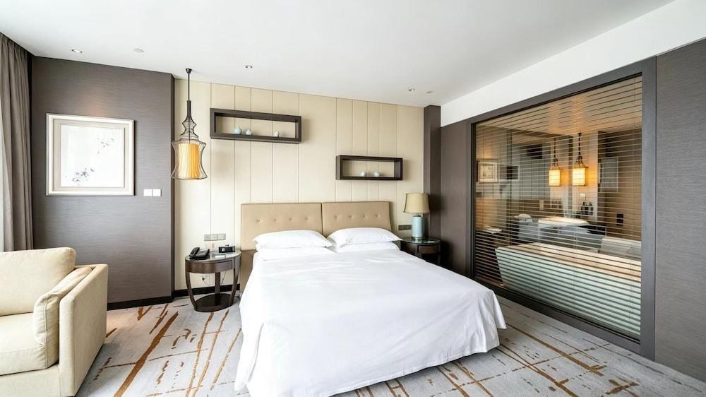 Sheraton Shanghai Waigaoqiao Hotel Room Type - Room, 1 King Bed