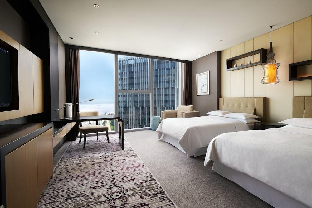 Sheraton Shanghai Waigaoqiao Hotel Room Type - Room, 2 Double Beds, Harbor View Sheraton Shanghai Waigaoqiao Hotel Room Type - Room, 2 Double Beds, Harbor View