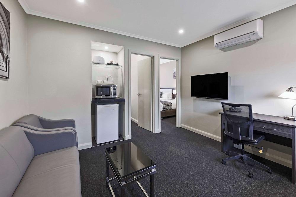 Quality Hotel Melbourne Airport - Tap to explore photos