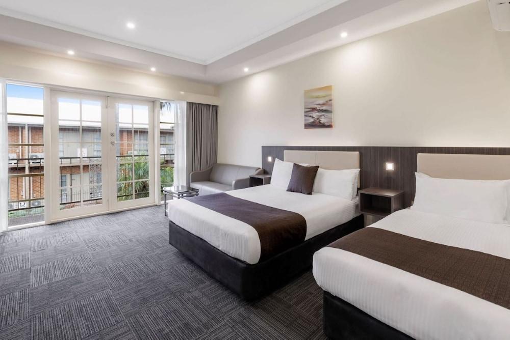 Quality Hotel Melbourne Airport Room Type - Executive Twin Suite (Located Upstairs Only) Quality Hotel Melbourne Airport Room Type - Executive Twin Suite (Located Upstairs Only)
