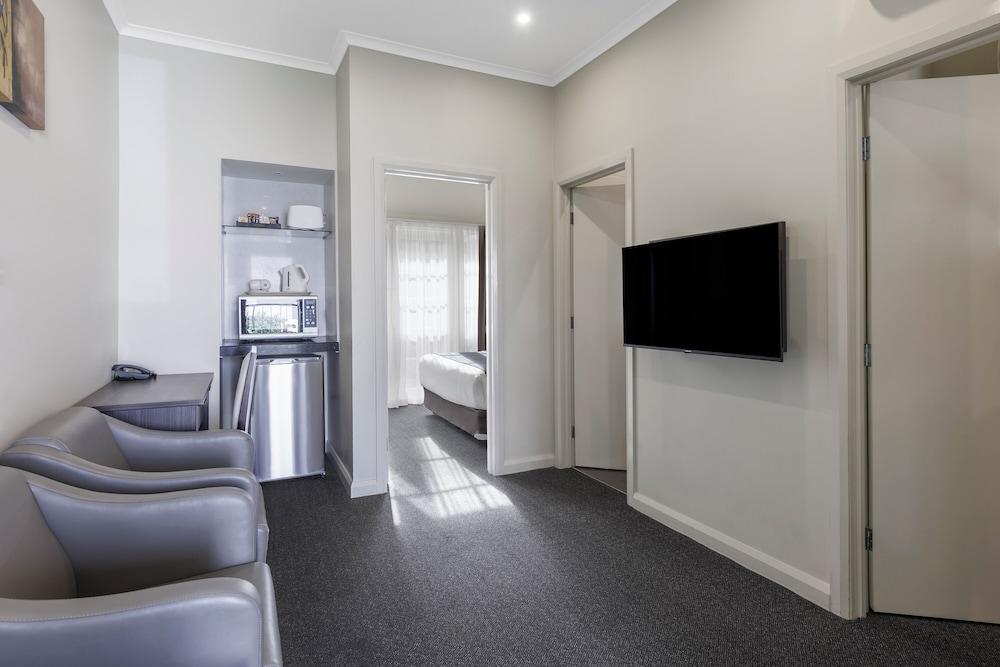 Quality Hotel Melbourne Airport Room Type - Two Bedroom Family Suite (Located Upstairs) Quality Hotel Melbourne Airport Room Type - Two Bedroom Family Suite (Located Upstairs)