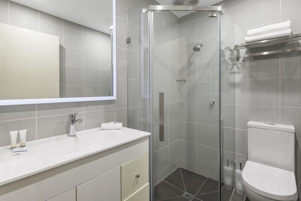 Quality Hotel Melbourne Airport Room Type - Superior Queen Studio