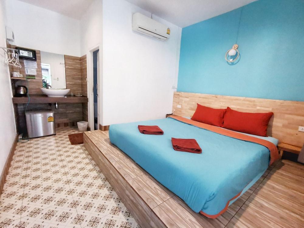 Glur Hostel Room Type - Standard Double Room, 1 King Bed, Private Bathroom, Garden Area